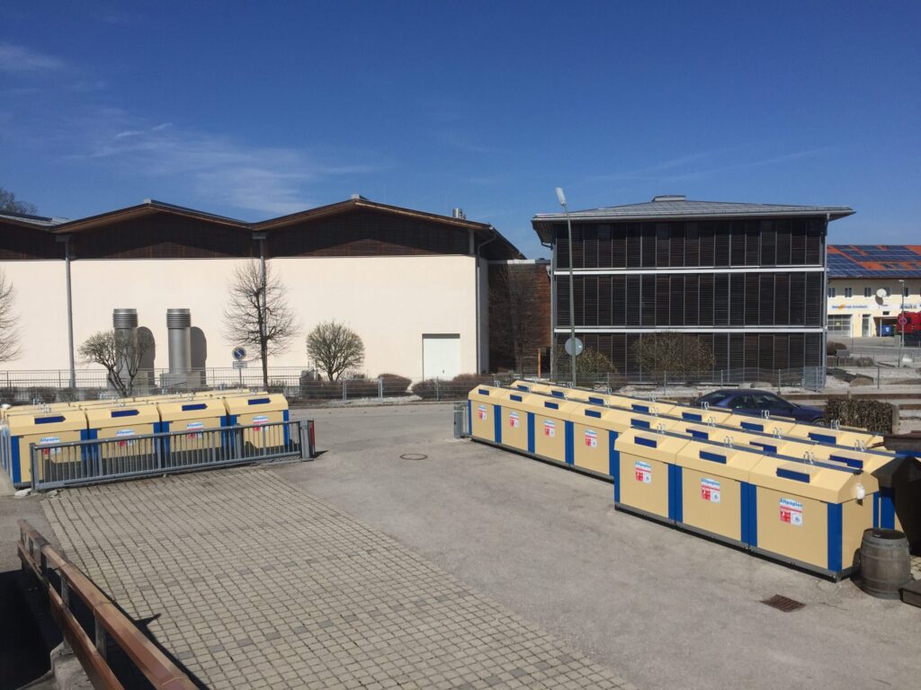 Assembly of a recycling container in the production facility
