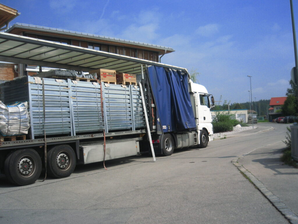 Recyclingcontainer wird für den Transport verladen