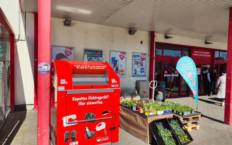 Der-erste-Sammelcontainer-in-der-Ernst-Weiss-Strasse-Copyright-Gesellschaft-fuer-Wiederverwendung-und-Recyclung-GWR