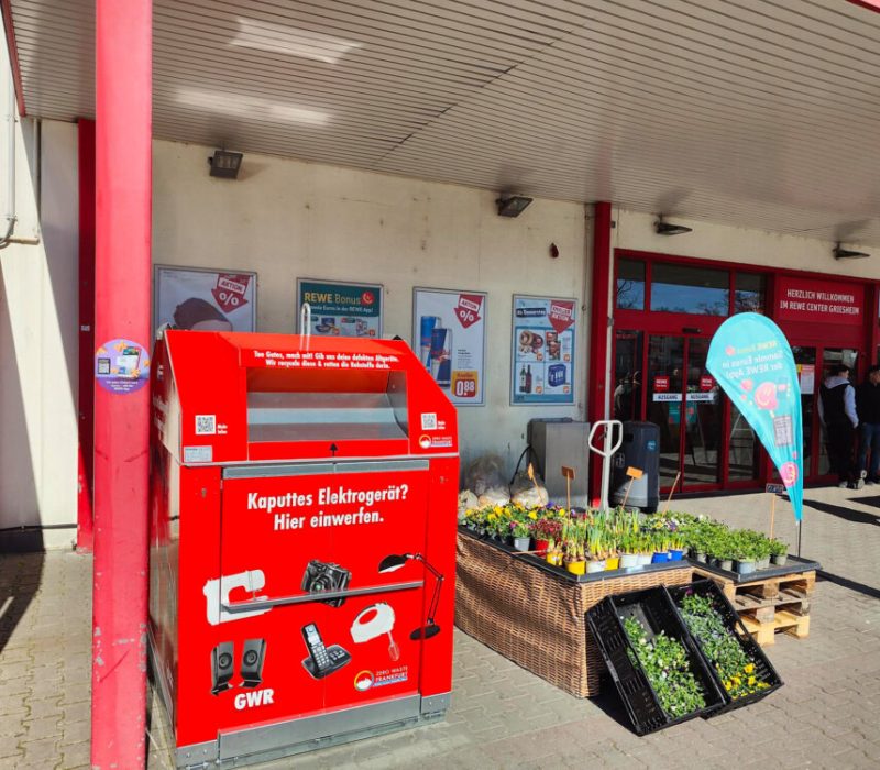Der erste Sammelcontainer in der Ernst Weiss-Strasse-Gesellschaft fuer Wiederverwendung und Recyclung-GWR