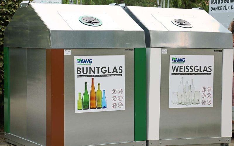 Buntglas und Weissglasbehälter mit verschieden farbigen Eckpfosten zur einfacheren Visualisierung der Fraktionsfarben