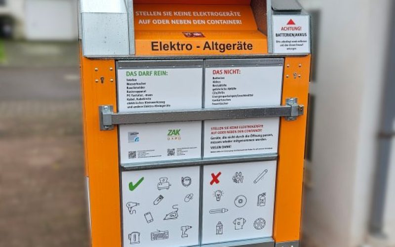 Elektroschrottcontainer mit Rampe und extra Verriegelung